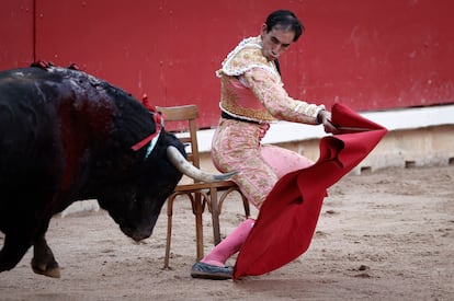 Fortes comenzó la faena de muleta al cuarto sentado en una silla.
