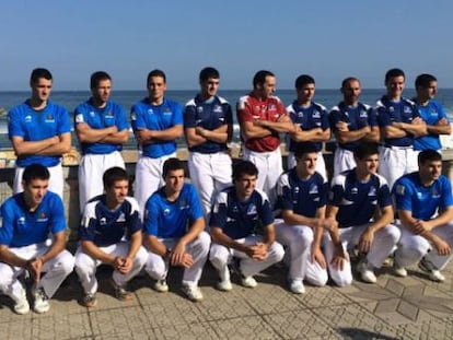 Participantes en el torneo del Cuatro y Medio, que han acudido al sorteo en Zarautz.