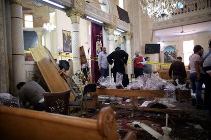 El templo se encontraba abarrotado de fieles durante la celebración de la misa del Domingo de Ramos, que marca el inicio de la Semana Santa. En la imagen, personal de seguridad investiga la zona de la explosión de la iglesia de San Jorge de Tanta.