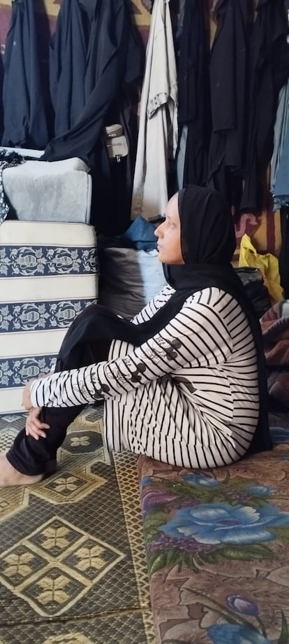 Rema Badwan, paciente oncológica gazatí, en la tienda de campaña en la que vive, en Al Mawasi, en el sur de la Franja.