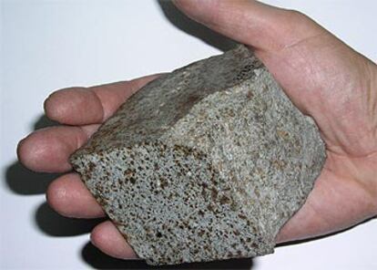 Fragmento del meteorito de Reliegos en el Museo Geominero.