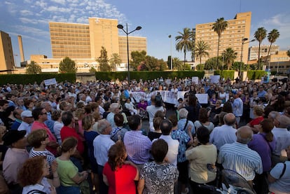 Vecinos de los barrios del entorno del antiguo hospital La Fe de Valencia, ayer, durante la protesta.