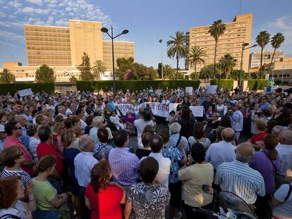 Vecinos de los barrios del entorno del antiguo hospital La Fe de Valencia, ayer, durante la protesta.