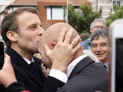 O presidente Emmanuel Macron cumprimenta um cidadão depois de votar em Lhe Touquet, no norte da França