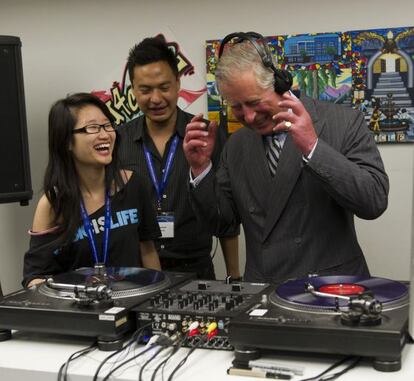 Carlos de Inglaterra demuestra sus dotes de pinchadiscos en Canadá.
