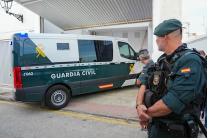 Llegada del furgón que traslada a Karim El Baqqali a la sede de los juzgados de Barbate (Cádiz), este viernes.