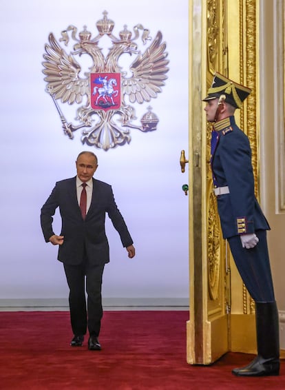 Vladímir Putin, llega al Gran Palacio del Kremlin durante la toma de posesión, este martes.