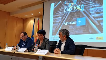 La secretaria general de Transporte Terrestre, Marta Serrano, entre el comisionado del Corredor Atlántico, José Antonio Sebastián, y el consejero de Fomento del Principado de Asturias, Alejandro Calvo, esta mañana en el acto celebrado en Oviedo.