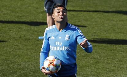 Casemiro treina antes de enfrentar o Barcelona.