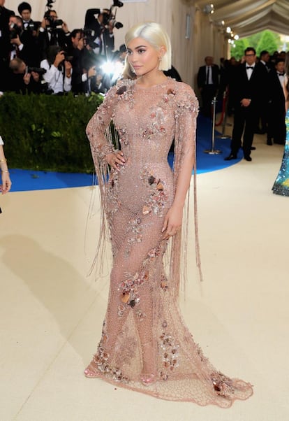 Kylie Jenner, con vestido de Versace.