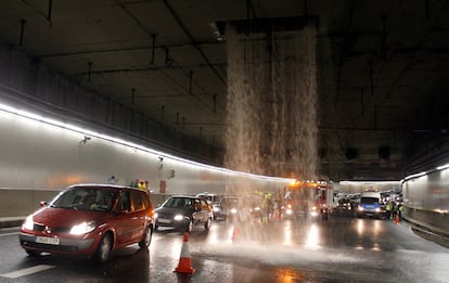 Una cascada de agua inundó el túnel de la M-30 entre el estadio Vicente Calderón y el paseo del Marqués de Monistrol y obligó a cortar dos de los cuatro carriles del paso subterráneo, el 26 de abril de 2007.