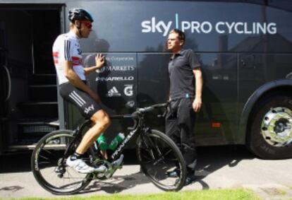 El entrenador del equipo Sky charla con Edvald Boasson antes de un entrenamiento.