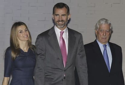 La princesa Letizia, el príncipe Felipe y Mario Vargas Llosa inauguran el congreso internacional sobre "El canon del 'boom'"