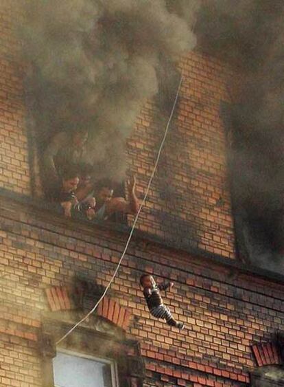 Una familia lanza por la ventana a un bebé para salvarlo del incendio.