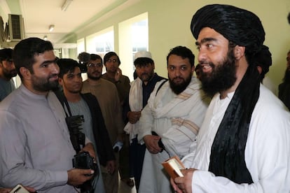 Ahmadullah Muttaqi (direita), diretor de informação e cultura dos talibãs fala com os jornalistas, em Kandahar.