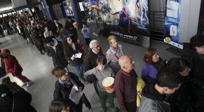 Colas en las madrile&ntilde;as salas Cinesa M&eacute;ndez &Aacute;lvaro, en la VI Fiesta del Cine.