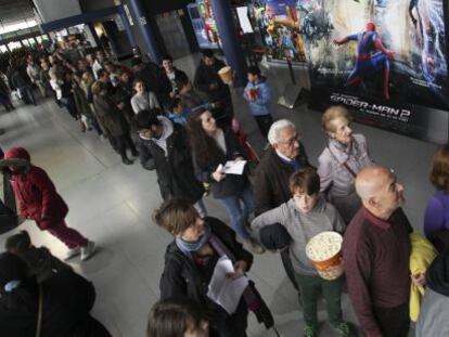 Colas en las madrile&ntilde;as salas Cinesa M&eacute;ndez &Aacute;lvaro, en la VI Fiesta del Cine.