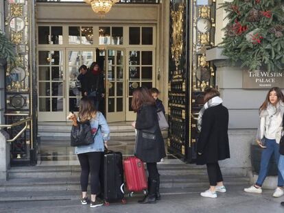 Varios turistas, este pasado fin de semana, en un hotel en el centro de Madrid.