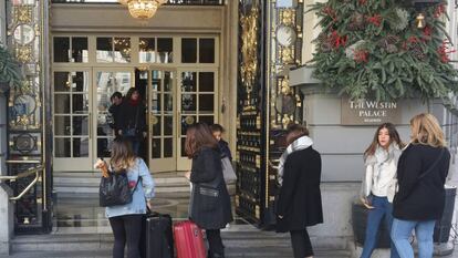 Turistas en la entrada del hotel Westin Palace de Madrid
