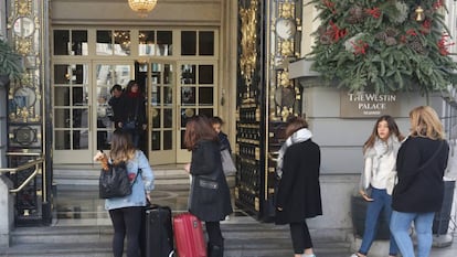 Turistas en la entrada del hotel Westin Palace de Madrid