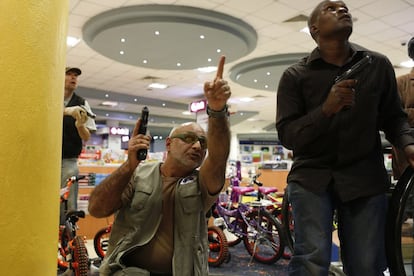 Agentes de seguridad comienzan a tomar posiciones en el centro comercial. 