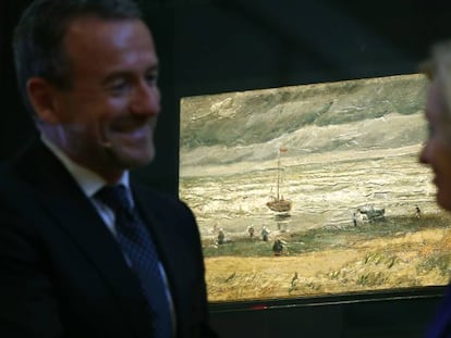 O diretor do Museu Van Gogh, Axel Rueger e a ministra holandesa de Cultura, Jet Bussemaker, com um dos quadros roubados de Van Gogh, nesta terça-feira.