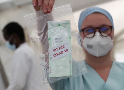 Una trabajadora sanitaria muestra un kit para tomar muestras y realizar una prueba PCR en un hospital belga.