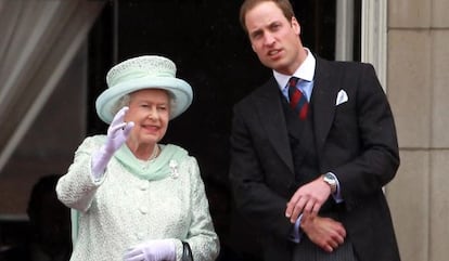 La reina Isabel, con su nieto Guillermo.