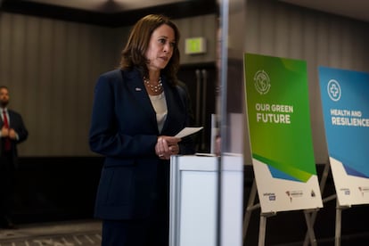 Un espejo refleja a la vicepresidenta de EEUU, Kamala Harris, durante su participación en la Cumbre de las Américas, en Los Ángeles, este 6 de junio de 2022.