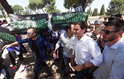 Albert Rivera abandona el recinto ferial tras la presión de una protesta de la PAH.