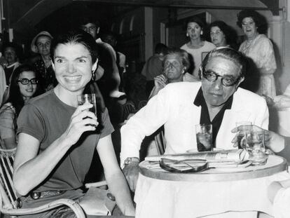 Jacqueline Kennedy y su marido Aristóteles Onassis captados en una terraza durante su matrimonio.