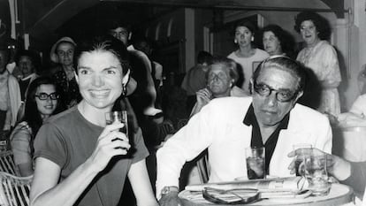 Jacqueline Kennedy y su marido Aristóteles Onassis captados en una terraza durante su matrimonio.