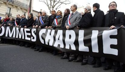 Artur Mas, a la derecha, antes de empezar la marcha en París. A su derecha, el presidente de la región d'Ille de France, Jean-Paul Huchon; el presidente de la Asociación Francesa de Imanes, Hassen Chalghoumi; Valerie Precresse, del UMP, y el escritor Marek Halter tras la pancarta "Nous sommes Charlie"