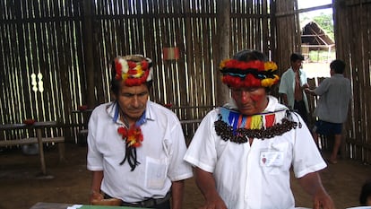 Habitantes de la Amazonia peruana revisan los mapas de Ermeto Tuesta.