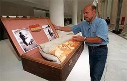 Enrique Tapia abre la maleta-cuna que construyó su padre en el campo de concentración de Argelès en 1939.