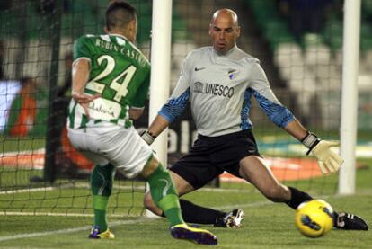 El delantero del Betis Rubén Castro ante Caballero, meta del Málaga.