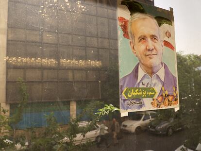 Un gran póster con la imagen del candidato Masoud Pezeshkian, en la sede de su campaña en Teherán el 25 de junio de 2024.