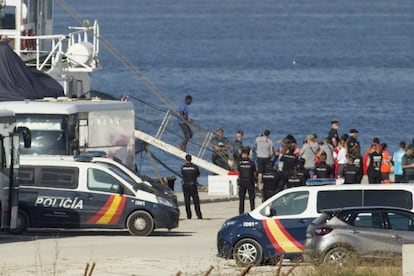 Desembarco del buque en el puerto de Algeciras.