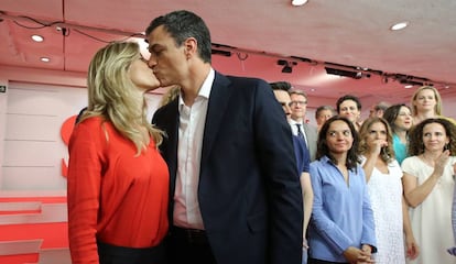 El secretario general del PSOE Pedro Sánchez besa a su mujer después de comparecer ante los medios de comunicación tras conocer los resultados.