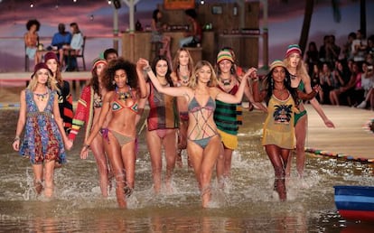 Una muestra de la colorida pasarela de la marca para el próximo verano. Una moda fresca muy ponible y con un toque étnico.