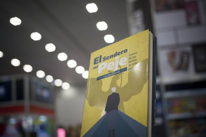 Un libro sobre López Obrador, a la venta en la FIL.