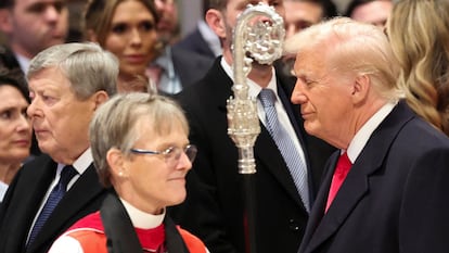 La obispa Mariann Edgar Budde y el presidente Donald Trump, durante el servicio en la Catedral Nacional de Washington el 21 de enero, tras la toma de posesión del republicano.