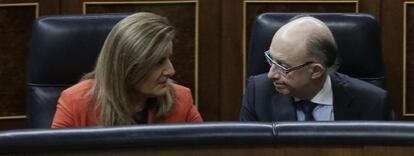 La ministra de Empleo, F&aacute;tima B&aacute;&ntilde;ez (i), charla con el ministro de Hacienda, Crist&oacute;bal Montoro (d), durante el Pleno en el Congreso de Los Diputados, esta ma&ntilde;ana en Madrid.