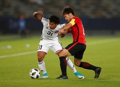 Romarinho (I) controla el bal&oacute;n ante Yuki Abe del Urawa.