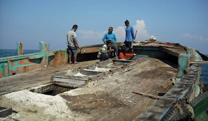 Marineros de un barco que pescaba ilegalmente, interceptado por el Gobierno tailand&eacute;s. 