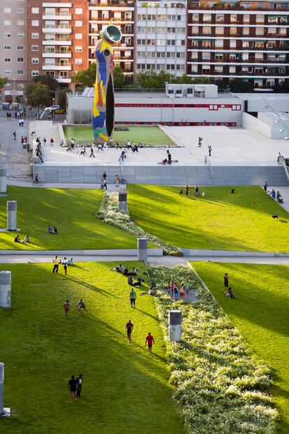 El barrio más 'cool' del mundo en 2020 según 'Time Out' carece de trasiego turístico. Sin grandes monumentos, restaurantes de referencia o rutilantes museos, sorprende cómo la Esquerra de l’Eixample, <a href="https://elviajero.elpais.com/elviajero/2020/09/03/actualidad/1599119382_010283.html" rel="nofollow" target="_blank">en Barcelona</a>, lidera el 'ranking' de la revista de las 40 zonas urbanas más atractivas del planeta, por delante del Downtown de Los Ángeles y Sham Shui Po, distrito histórico de Hong Kong. Pero en tiempos de pandemia, el sabor local y el espíritu de comunidad que se respira en este barrio —como demostraron las Hidrogel Sessions, bailes vecinales que animaron los balcones de sus edificios residenciales, algunos del siglo XIX, durante el confinamiento— explican la elección. Trufado de espacios de regeneración urbana, como la creativa Fàbrica Lehmann, el huerto del Espai Germanetes o la Casa Golferichs, la zona invita a disfrutar de la apacible vida barcelonesa, por ejemplo, echando la tarde en el parque Joan Miró (en la foto). Barcelona coge así el testigo de <a href="https://elviajero.elpais.com/elviajero/2019/11/14/actualidad/1573723169_750478.html" target="_blank">Arroios</a>, el barrio lisboeta que encabezó la lista el año pasado.