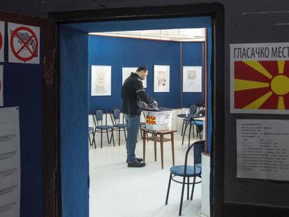 Un hombre vota hoy en Skopje en el referéndum del cambio de nombre del país a Macedonia del Norte.