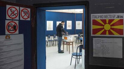 Un hombre vota hoy en Skopje en el referéndum del cambio de nombre del país a Macedonia del Norte.