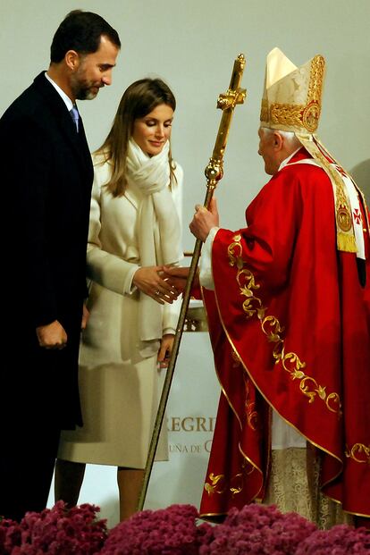 Letizia Ortiz volvió al ojo del huracán cuando recibió a Benedicto XVI en Santiago de Compostela (2010) con un abrigo blanco. El protocolo vaticano dicta que solo aquellas que son reinas de países católicos pueden vestir de blanco ante el Papa (el color papal). En aquel momento aún era princesa por lo que debería haber optado por el negro u otro tono no demasiado llamativo.