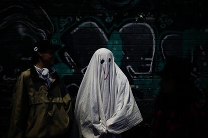 Los manifestantes exhibieron disfraces típicos de la noche de Halloween.